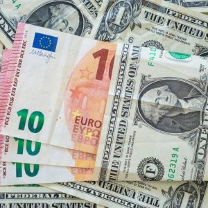 EUR/USD drops to 1.2105
